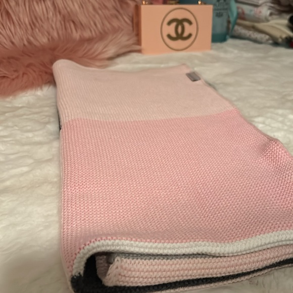 Elegant baby pink blanket - Picture 2 of 5